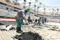 تواصل المخاوف من عدم إيفاء قطر تعهداتها تجاه العمال