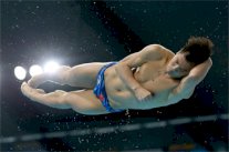 نجوم العالم يتحدون الهيمنة الصينية بمونديال دبي للغطس