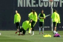 نيمار وألفيس يركلان زميلهما سواريز في تدريبات برشلونة