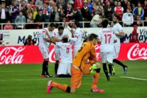 التأهل في متناول إشبيلية ونابولي وروما وفولفسبورغ