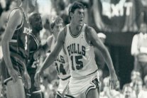 وفاة لاعب شيكاغو بولز السابق هايلي عن 51 عاماً