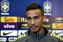 البرازيلي دانيلو يرفض التعليق على ربطه بريال مدريد