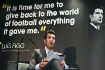 المرشح لرئاسة الفيفا فيغو: افريقيا منقمسة حيال بلاتر