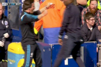 مساعد مورينيو يستفز مدرب كوينز بارك بعد هدف فابريغاس