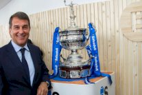 خوان لابورتا يواصل الغموض حول ترشحه لرئاسة برشلونة