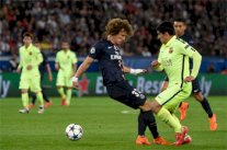 والدة لويز تدافع عن ابنها.. وسواريز يقلل من 