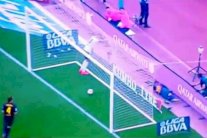 ميسي يتعرض لموقف محرج أثناء احتفاله بهدفه الـ 400