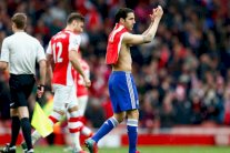 جماهير أرسنال تستقبل سيسك بالترحيب والهتاف بدربي لندن