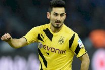 ثلاثي انكليزي يتصارع على الظفر بنجم بروسيا دورتموند