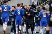 مورينيو يسخر من تشكيلة الموسم المثالية في البريميرليغ