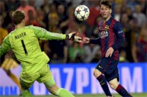 وأخيراً... ميسي يفك عقدة الحارس مانويل نوير