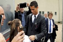 فتاة إيطالية تفقد أعصابها لحصولها على توقيع رونالدو