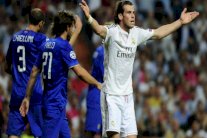 غاريث بيل قريب من حمل ألوان الشياطين الحمر