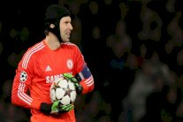 مورينيو يريد الاحتفاظ بالحارس بيتر تشيك