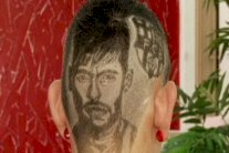 حلّاق برازيلي يرسم وجه نيمار على رؤوس الزبائن 