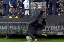 رئيس الاتحاد الأسترالي يسقط من منصة تتويج بطل الدوري