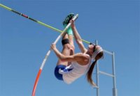 طالبة عمياء تفوز بميدالية برونزية في القفز بالزانة