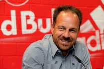 زورنيغر يخلف ستيفنز في تدريب شتوتغارت