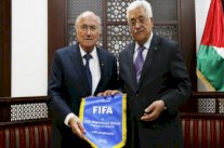 الخلاف الإسرائيلي-الفلسطيني شوكة أخرى في قدم بلاتر