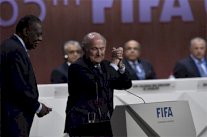 بلاتر رئيسا للفيفا لولاية خامسة بعد انسحاب الأمير علي