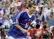 زيدان يناشد الجماهير لإستعادة قميصه في نهائي مونديال 1998