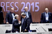 مصافحة باردة بين بلاتر وبلاتيني بعد إعلان الفائز برئاسة الفيفا