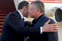 عاهل الأردن يتقدم مستقبلي الأمير علي بعد العودة