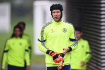 تشيك يرفض إملاءات مورينيو ويقرر ارتداء قميص أرسنال