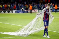 بيكيه يحتفل باللقب الأوروبي بأسلوب فريد من نوعه