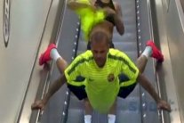 داني ألفيس يخطف الأنظار قبل نهائي برلين بحركة صبيانية