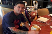 ميسي يتناول الغذاء رفقة الكأس الأوروبية