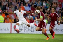 هولندا وروسيا تحت الضغط قبل عام على يورو 2016