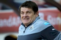 نيوكاسل يقيل المدرب كارفر