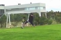 نجل أغويرو يحرج جده مارادونا بمراوغة رائعة