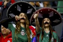 حماس التشيليين وقبعات المكسيكيين وأقنعتهم... في صور