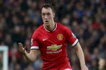 فيل جونز يمدد عقده مع مانشستر يونايتد حتى 2019