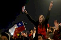 فرحة هستيرية لجماهير تشيلي وحسرة أوروغويانية.. في صور