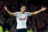 الجزائري بن طالب يمدد عقده مع توتنهام حتى عام 2020