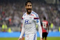 نبيل فقير يمدد عقده مع ليون دون الكشف عن المدة