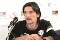 نيبوشا: الهلال أفضل نادٍ في آسيا فنياً وجماهيرياً