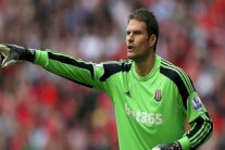 تشلسي لاستبدال تشيك بالحارس البوسني بيغوفيتش