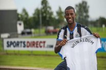 الهولندي فينالدوم من ايندهوفن إلى نيوكاسل