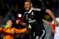 فينغر يجري مكالمة هاتفية لإقناع بنزيما بألوان أرسنال