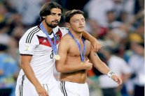 اليوفي يعتمد على خضيرة لإقناع أوزيل بالقدوم للكالتشيو