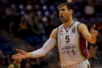 لاعب كرة سلة مدريدي يدافع عن ليونيل ميسي