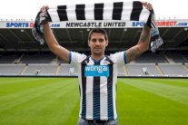 نيوكاسل يعزز هجومه بالصربي ميتروفيتش