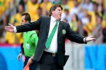 صحافي يتهم مدرب المكسيك بلكمه في مطار فيلادلفيا 