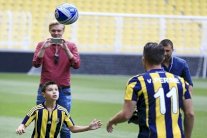 نجل روبن فان بيرسي يوقع عقداً مع فناربختشه