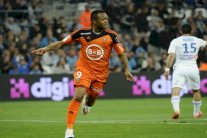 أيوو يقاطع تدريبات لوريان ويطالب بالرحيل لأستون فيلا