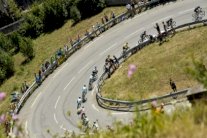 اطلاق نار على سيارة اقتحمت حاجزاً قرب دورة فرنسا